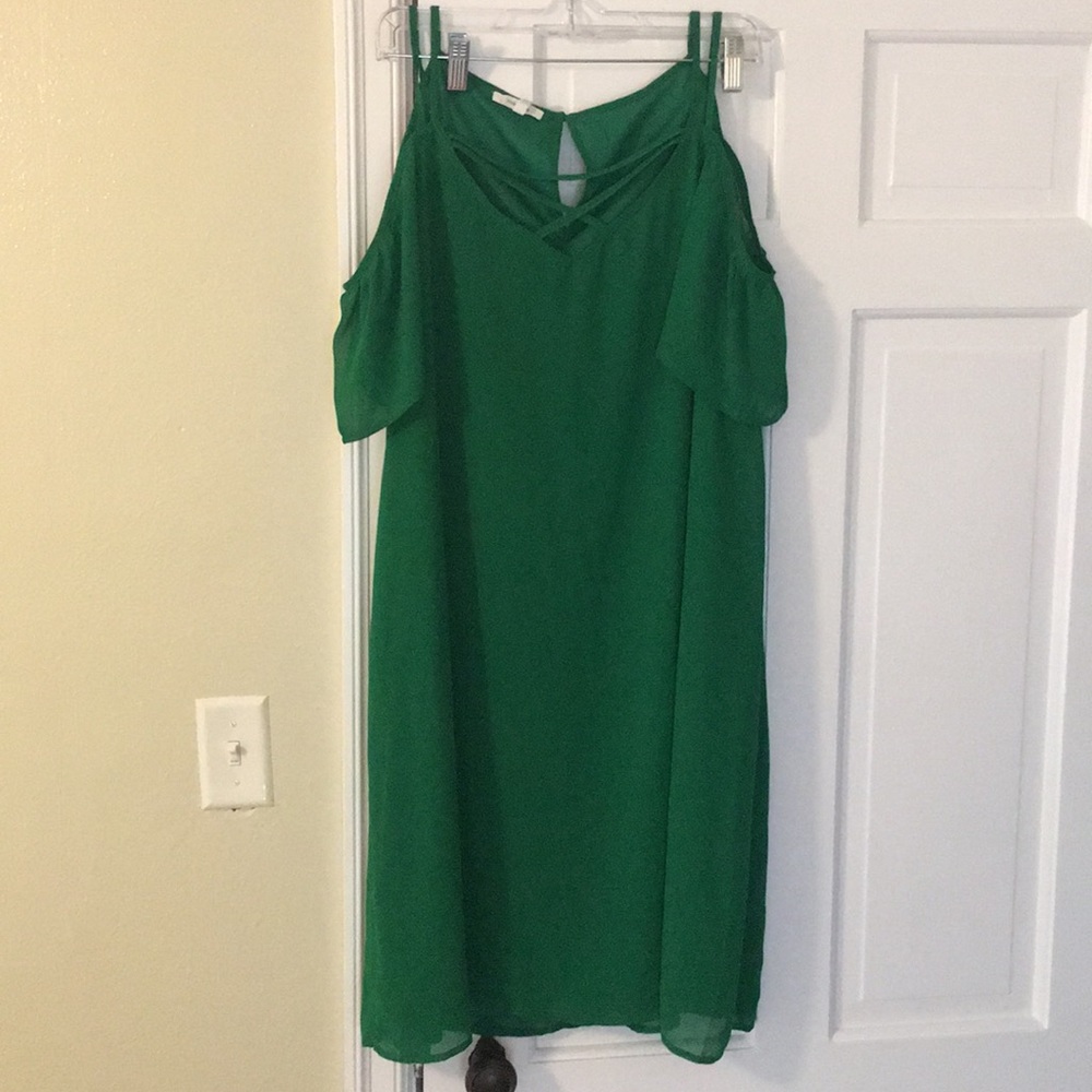 NWOT green open shoulder shift dress 💕
